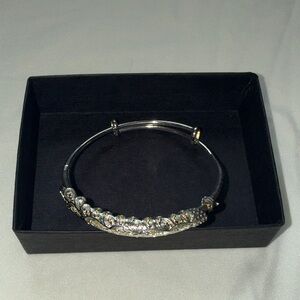 Sophisticated Silver Bracelet with Crystal Accents